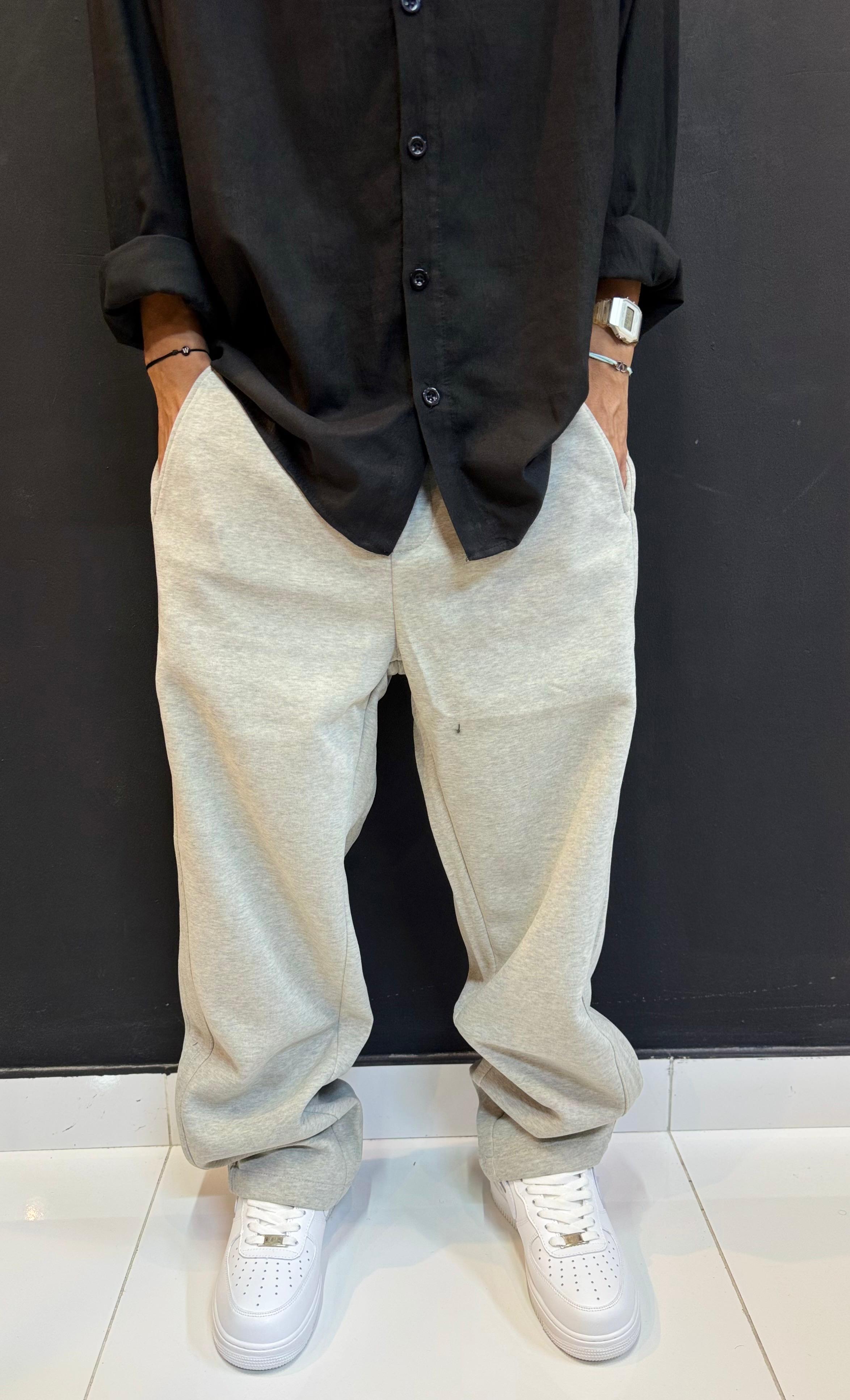 Minimalist Comfort: Oversized Sweatpants & Black Shirt