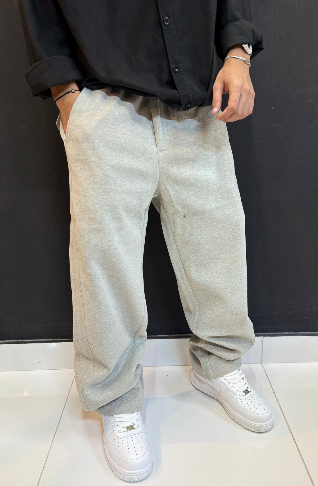 Minimalist Comfort: Oversized Sweatpants & Black Shirt